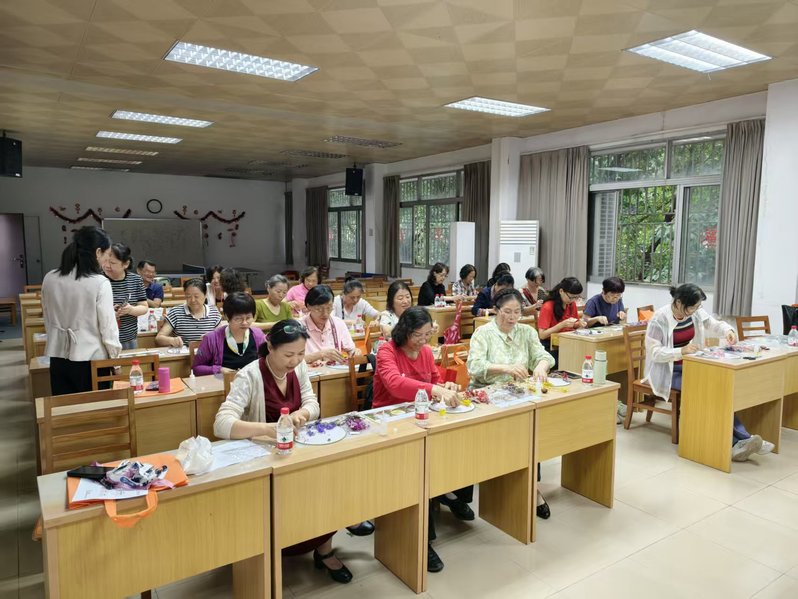 银龄巧手绘雅趣，美育芳华绽华农